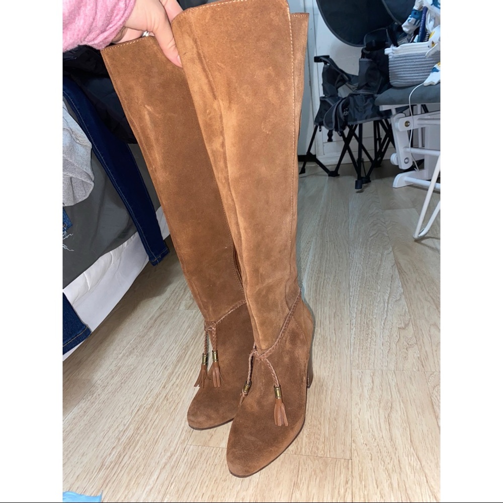 Gorgeous knee high boots!